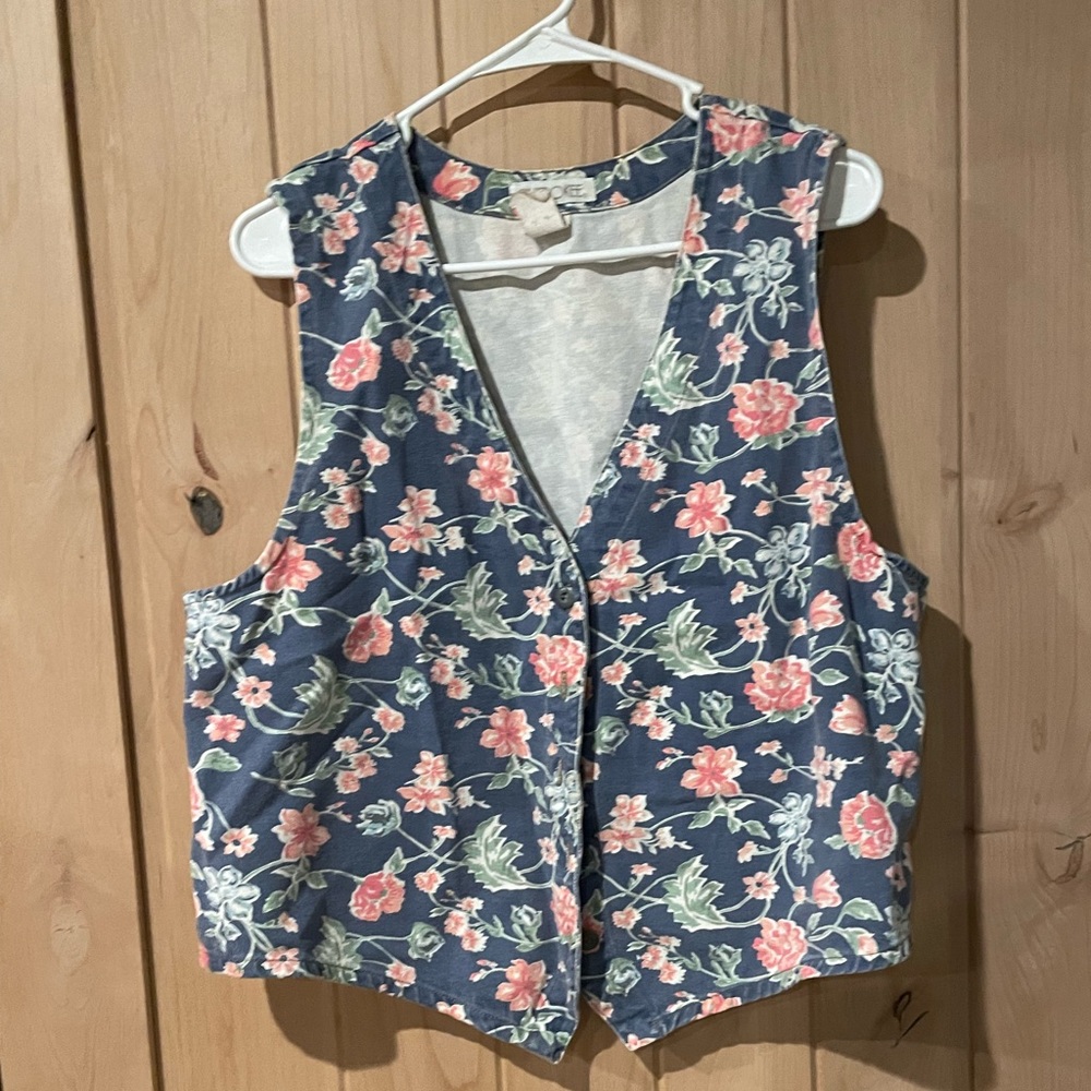 Cherokee medium denim vest. EUC. Beautiful peach flowers. Versatile piece.